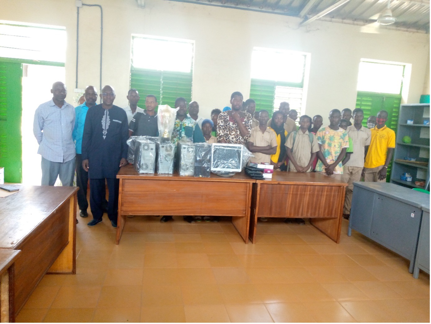 Remise d’ordinateurs au Lycée communal Baonghin de Ouagadougou le 22 novembre 2022